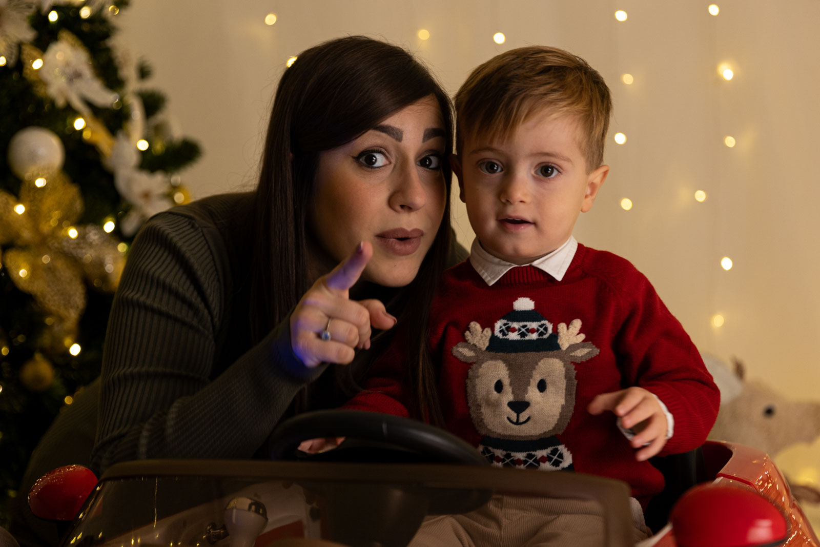 Mamma e suo figlio durante un set fotografico natalizio