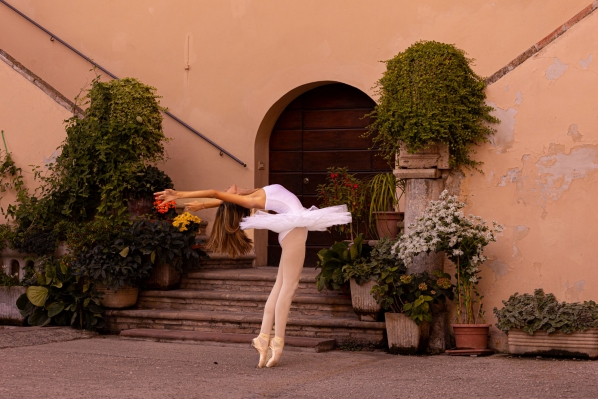 Ballerina di danza classica si esibisce tra i fiori di Spello (Umbria)