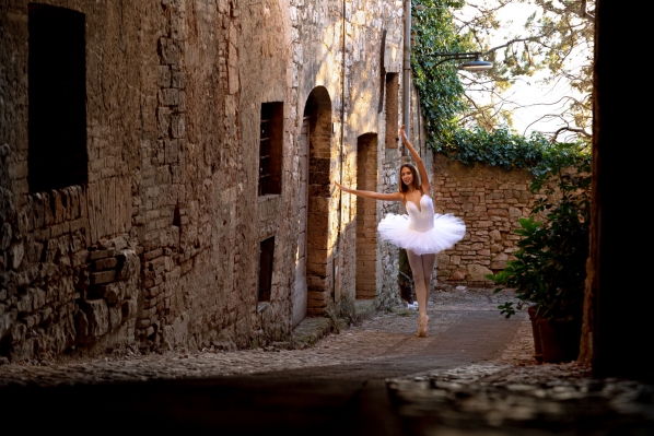 Ballerina di danza classica si esibisce tra i vicoli di Spello (Umbria)