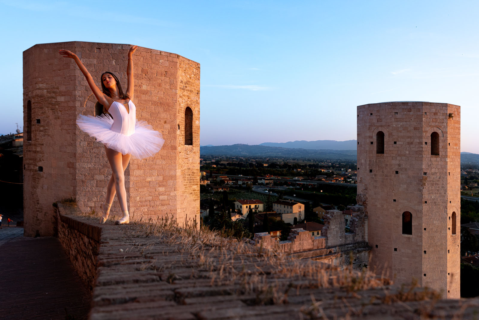 Ballerina di danza classica si esibisce alle torri di Properzio a Spello (Umbria)