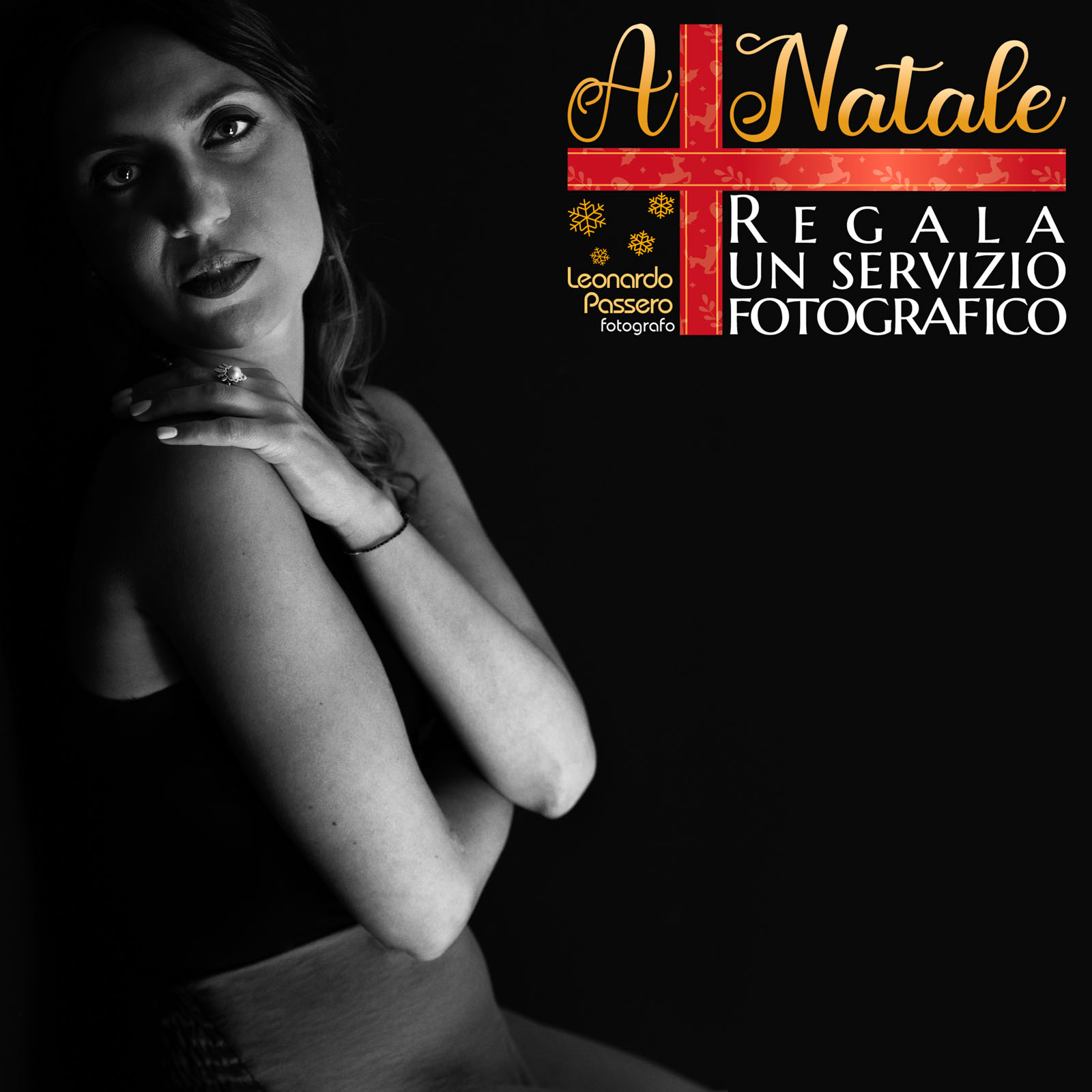 A Natale regala un servizio fotografico in studio. foto in bianco e nero di una bella ragazza