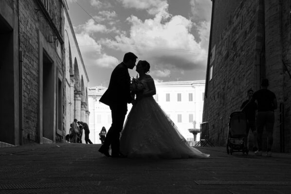 Bianco e nero di coppia di sposi a Perugia
