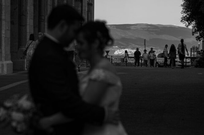 Matrimonio in centro a Perugia con sfondo Assisi