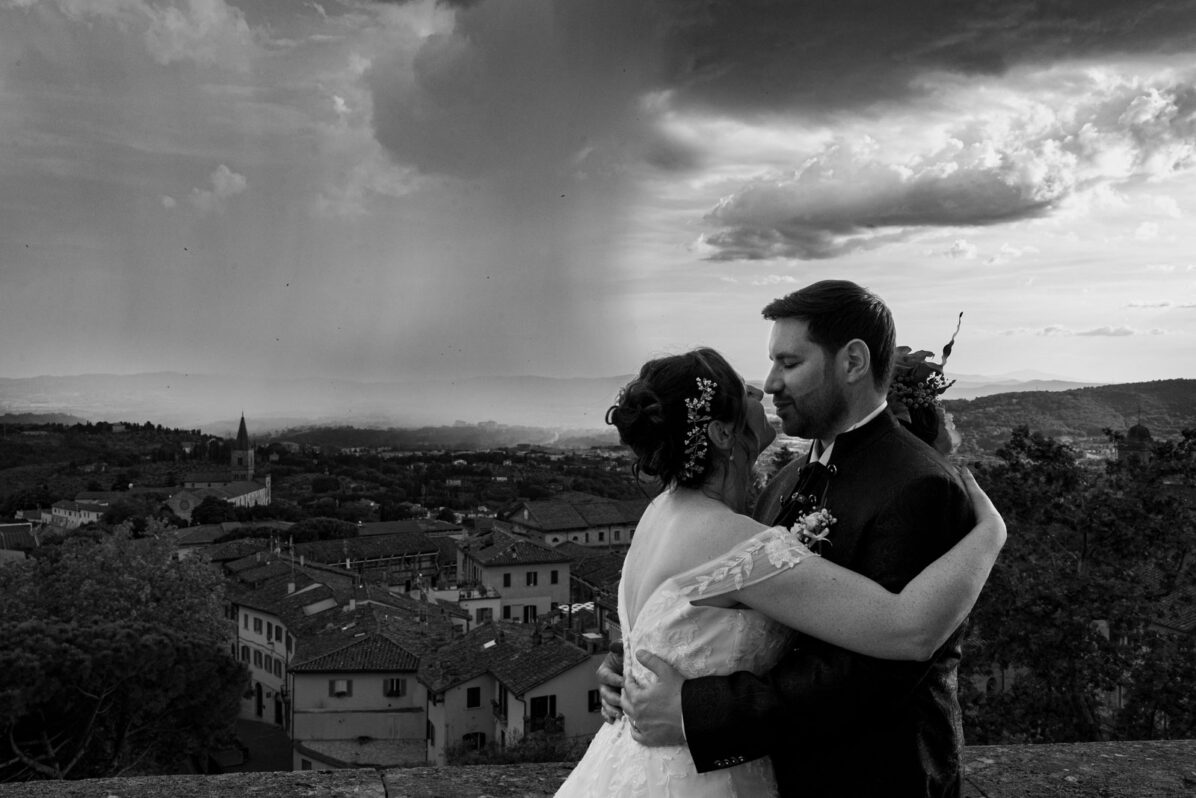 Coppia si bacia prima che arrivi la pioggia a Perugia