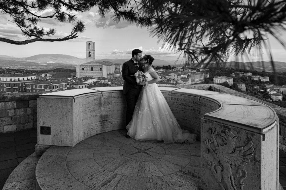 Bacio tra gli sposi al Belvedere dei giardini Carducci - Perugia