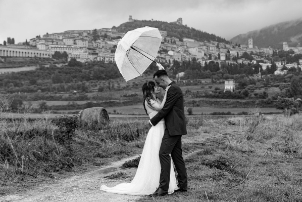 Sposo e sposa sotto la pioggia ad Assisi