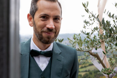 Lo sposo attende la sposa a Gubbio in Umbria