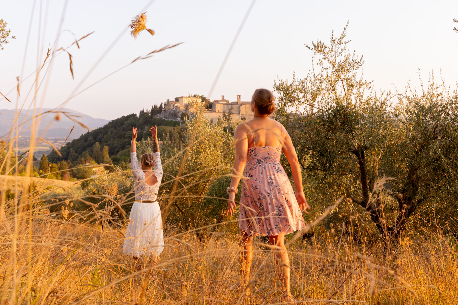 Sposa lancia il bouquet a Montone In Umbria durante un matrimonio