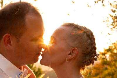 bacio al tramonto tra 2 sposi a Montone (Umbria)