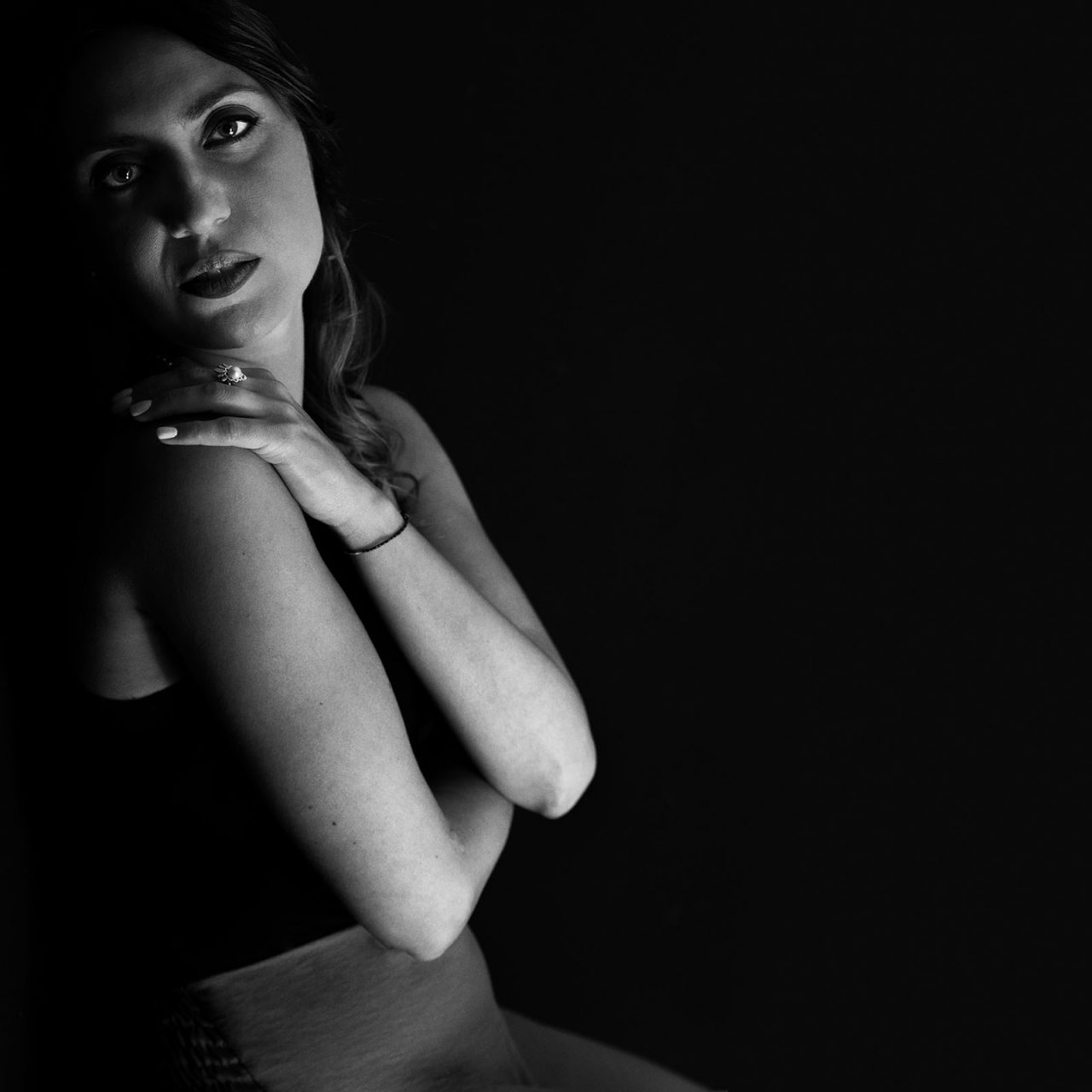 Ritratto fotografico di una bella ragazza in bianco e nero.