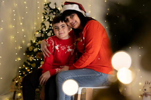 Nonna e nipote a Natale durante un set fotografico