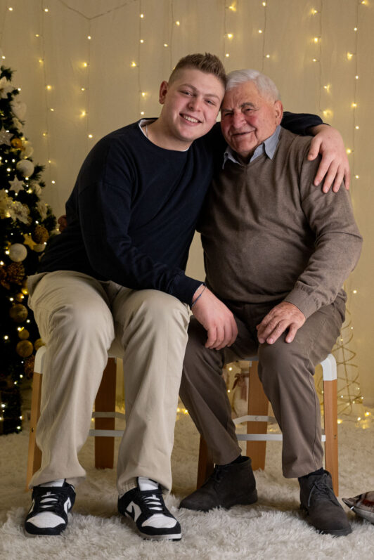 Nonno e Nipote durante un set fotografico natalizio