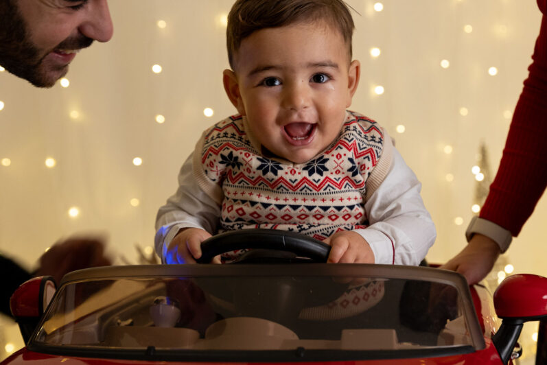Bambino guida una macchinina a Natale