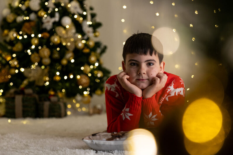 bambino in posa durante un set fotografico natalizio