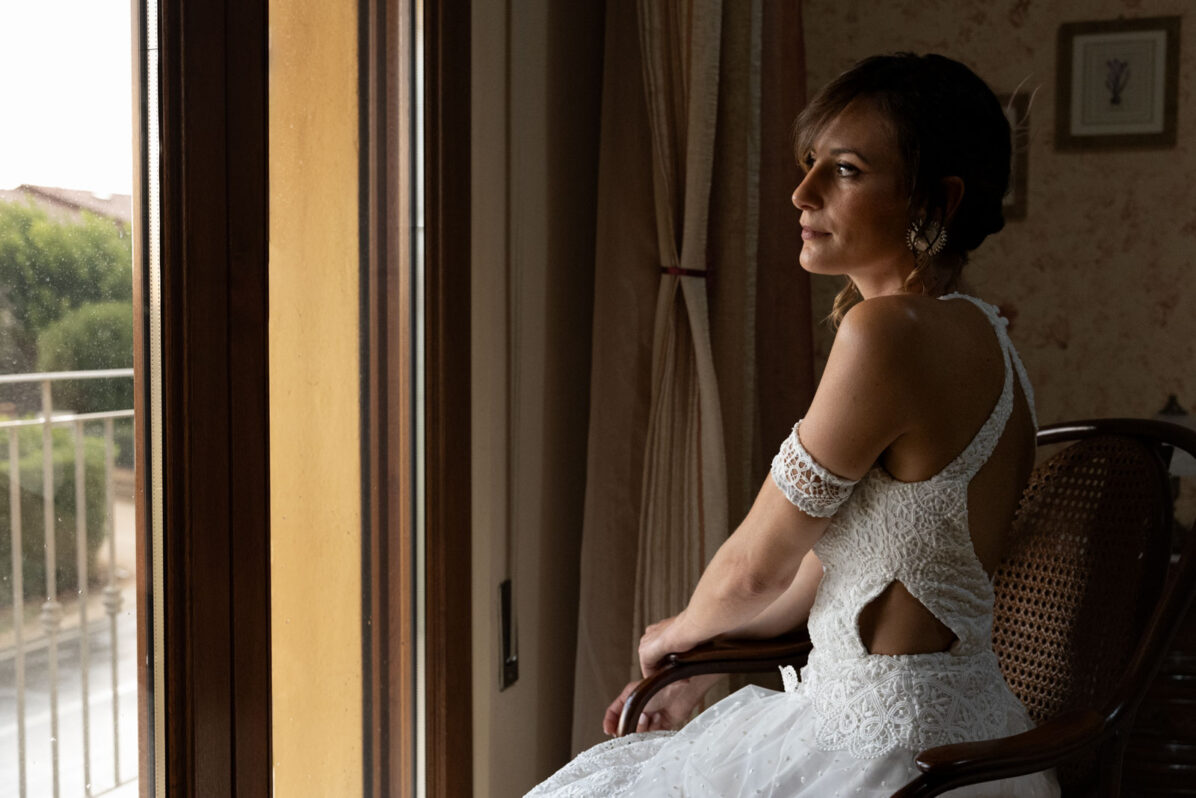 La sposa guarda fuori dalla finestra