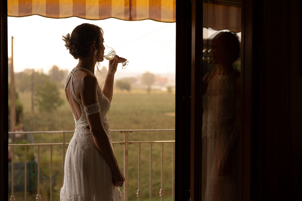 La sposa beve prosecco mentre fuori piove