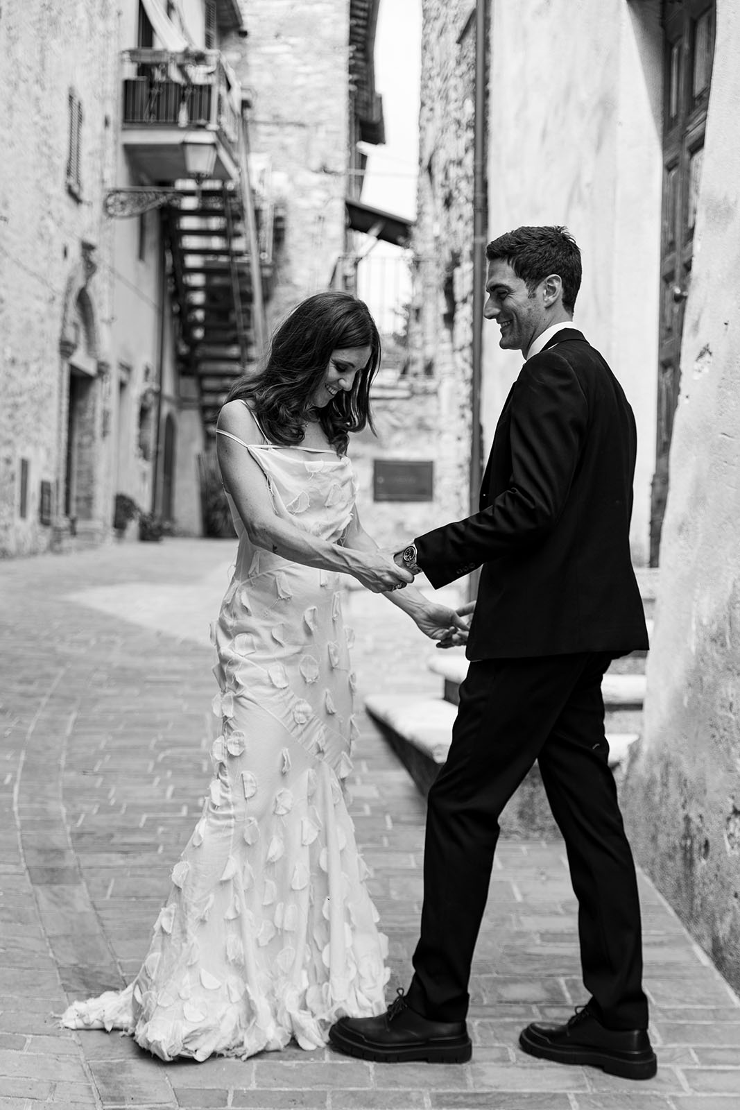 Coppia di giovani sposi durante un Matrimonio in Umbria