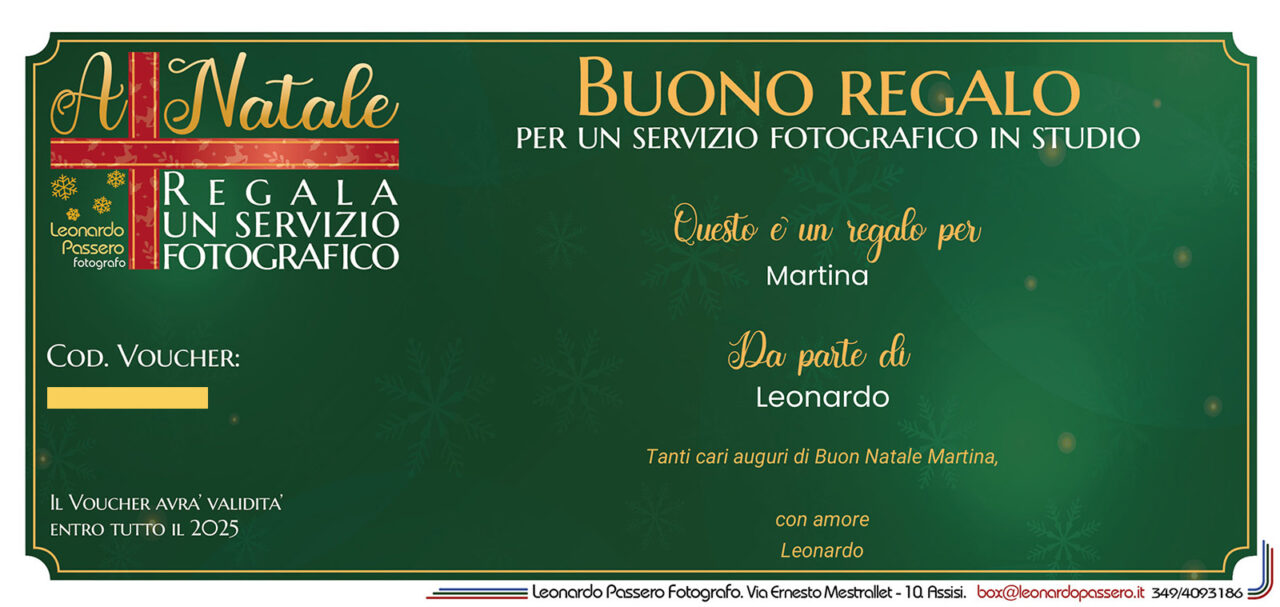 il fax-simile di un voucher regalo per un servizio fotografico in studio come regalo di natale