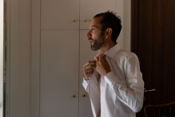 lo sposo si prepara alle nozze del suo matrimonio