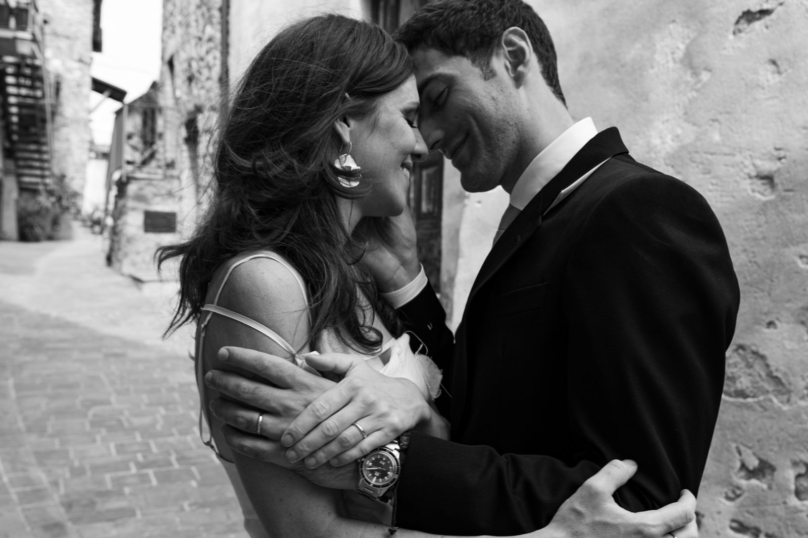 Sposo e sposa nel borgo di Saragano (Perugia)