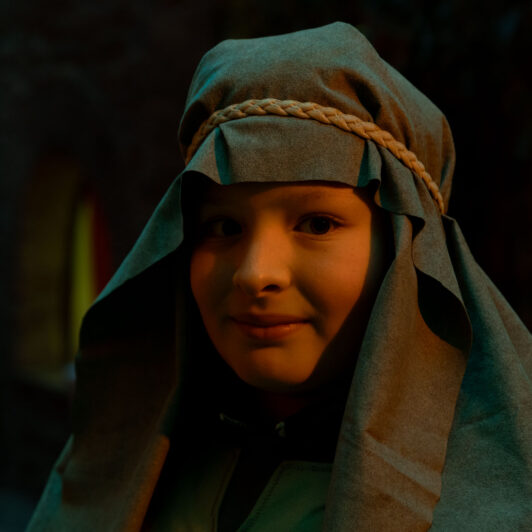 Bambino vestito da palestinese durante il presepe vivente di petrignano d'assisi