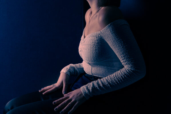 Mani e braccia di una ragazza con luce laterale durante uno shooting in studio