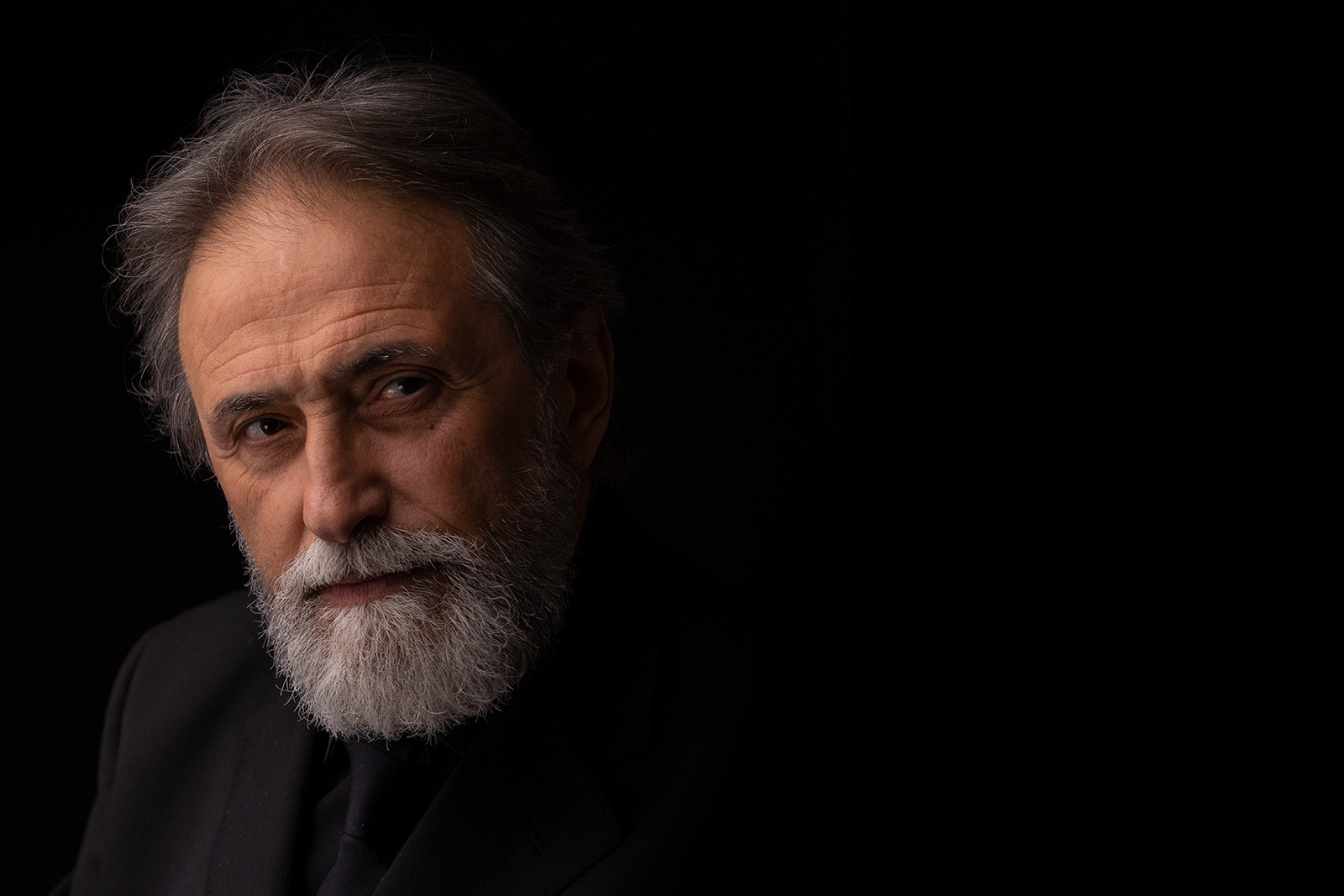Ritratto fotografico di uomo con barba bianca