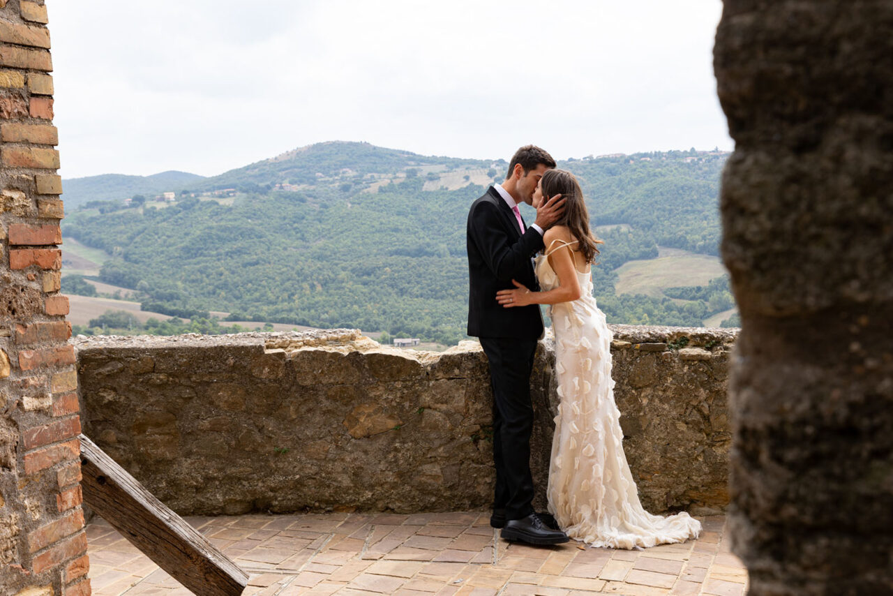 Coppia di Sposi si bacia durante un matrimonio in Umbria.