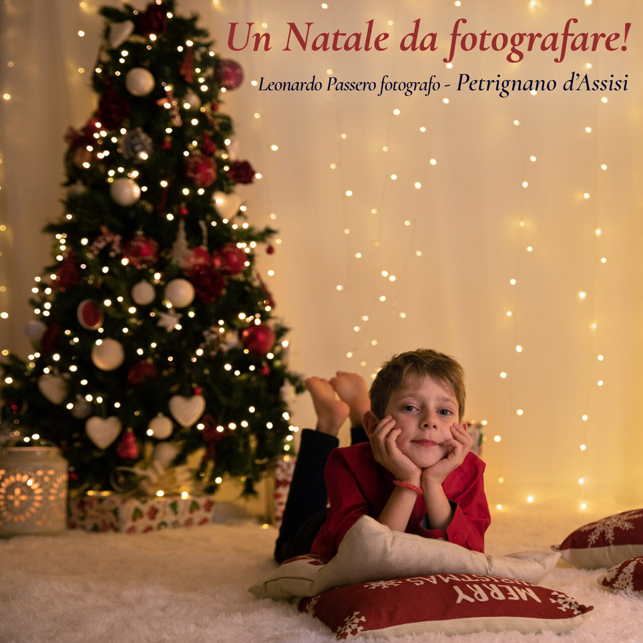 Servizio fotografico a tema natalizio in studio ad Assisi (Perugia). Nella foto un bambino sotto l'albero
